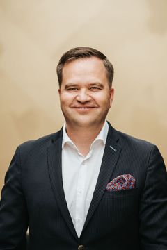 Klaus Ek on nimitetty SOK-konsernin Viron tytäryhtiön AS Sokotelin toimitusjohtajaksi sekä Viru- ja Estoria -hotellien hotellinjohtajaksi.