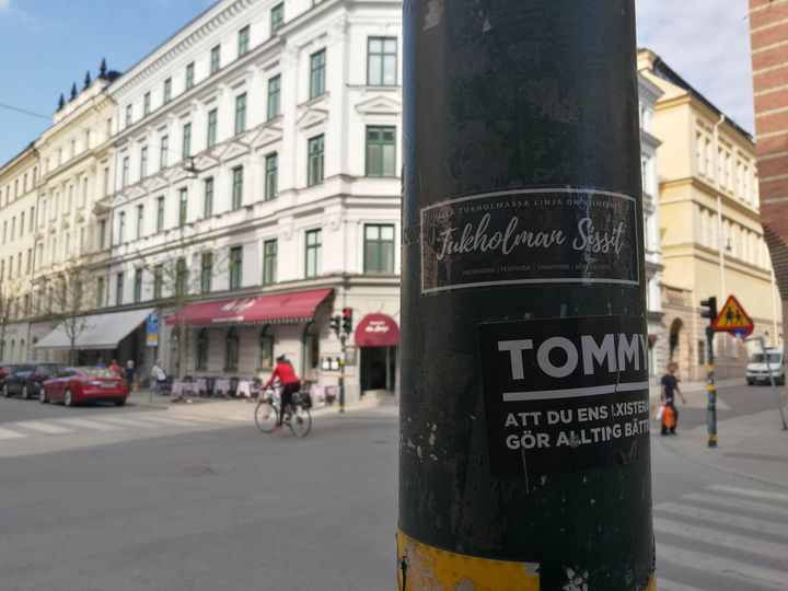 Tukholman sissit -aktivistiryhmän tarra Tukholman Södermalmilla. Kuva: Tuire Liimatainen