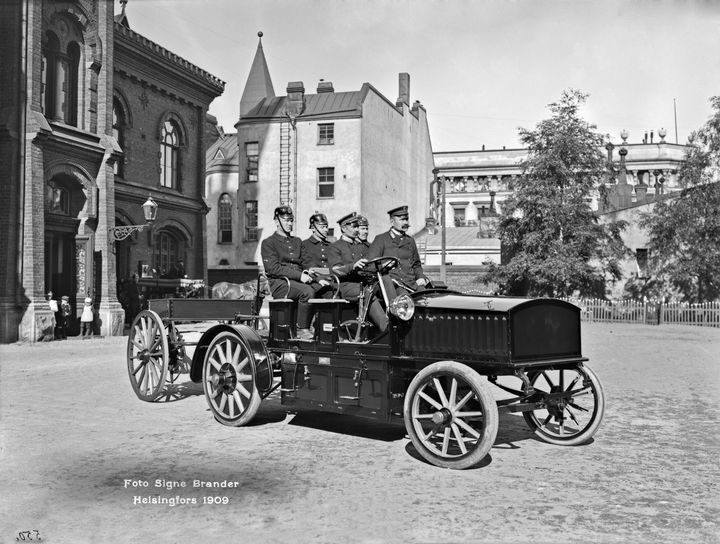 Finna.fi tarjoaa näkökulmia myös menneisyyteen. Kuvassa sähköauto Erottajan pääpaloaseman pihassa vuonna 1909. Sähköautot myivät tuohon aikaan jopa paremmin kuin polttomoottoriautot. Signe Brander/Helsingin kaupunginmuseo/Finna.fi. Kuvalisenssi: CC BY 4.0