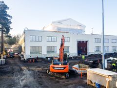 Uusi rakennus harjakorkeudessaan marraskuun lopulla 2019. Pohjoispihalla tehdään viemäröintejä ja pihan pintarakenteita. Kuva: Aivo Tamberg, NCC