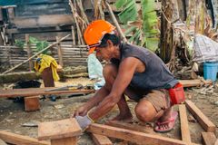 Puuseppä Rogelio Gravoso rakensi myrskyt kestävää taloa Samarin saarella Filippiineillä Haiyan-taifuunin jälkeen. Kuva: Tatu Blomqvist / Suomen Punainen Risti.