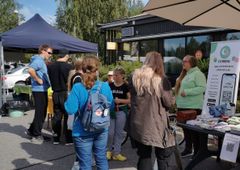 Yhteisöllisyys kiinnosti Ypäjällä, Commun piste herätti kiinnostusta koko toripäivän ajan.