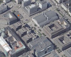 Metron Fredrikinkadun sisäänkäynti sijaitsee Sähkötalon ja Autotalon välisellä alueella. Helsingin kaupunki/ Cyclomedia