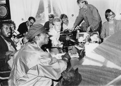 Miles Davisin (etualalla) lehdistötilaisuus 12.7.1984