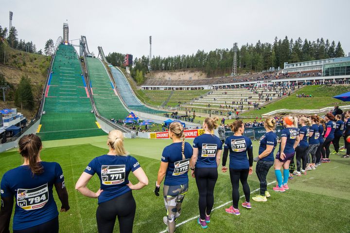 Kilpailijat Lahden suurmäen lähtöviivalla. Kuvaaja: Victor Engström / Red Bull Content Pool