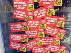 Mitä tekisit, jos voittaisit Lotossa? Tässä lahtökohta Kajaanin Kaupunginteatterin Lottovoittajat-näytelmään.