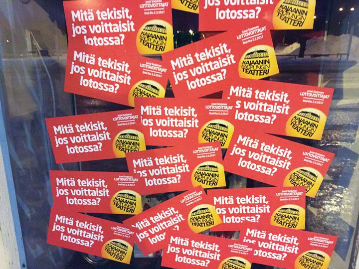 Mitä tekisit, jos voittaisit Lotossa? Tässä lahtökohta Kajaanin Kaupunginteatterin Lottovoittajat-näytelmään.