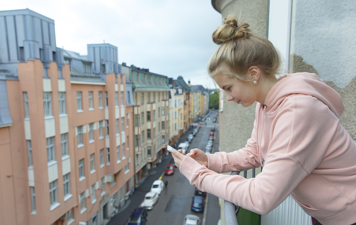 Digitaalisten palveluiden ja sosiaalisten suhteiden ulkopuolelle jääminen tuntuu erityisesti nuorilla, joilla ryhmään kuuluminen on tärkeä osa identiteetin rakentumista.