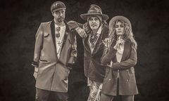 Hanoi Rocks-gitarristen Andy McCoy uppträder med sin nya trio och intervjuas av Bettina Sågbom. Foto: Mira Tiinanen