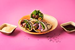 Helppoon ja nopeaan arkiruoanlaittoon tarkoitettu uusi Vaasan Street Food The Wrap rullautui myös virtuaaliravintolaksi, josta voi tilata valmiiksi täytettyjä wrap-annoksia.