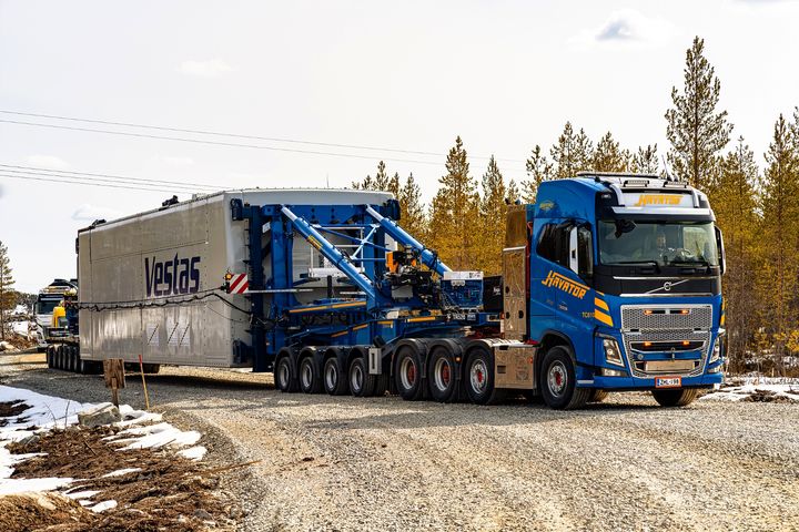 Våren 2021 transporterades maskinrummet på Vestasväderkvarn, dvs. nacellen, med utrustning för specialtransport till vindparken i Sarvisuo i Simo. Bild: Jarkko Finnilä
