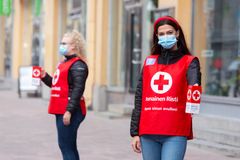 Suu-nenäsuojaimet, turvavälit ja hyvä käsihygienia ovat olennainen osa koronasyksyn lipaskeräystä. Tehdään yhdessä juhlavuoden Nälkäpäivästä turvallinen ja ikimuistoinen! Kuva: Marjaana Malkamäki