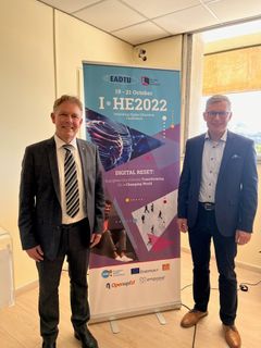 EADTU:n vastavalittu presidentti Theo Bastiaens (vas.) ja hallituksen jäsenenä jatkava avoimen yliopiston johtaja Jukka Lerkkanen Ateenassa, Innovating Higher Education -konferenssissa