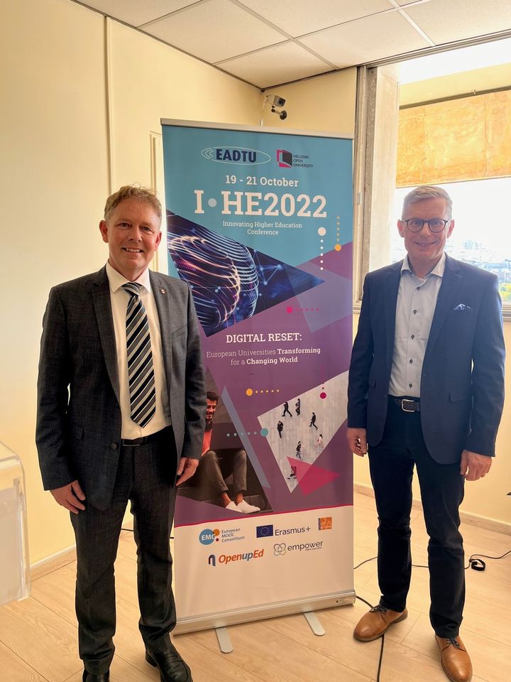 EADTU:n vastavalittu presidentti Theo Bastiaens (vas.) ja hallituksen jäsenenä jatkava avoimen yliopiston johtaja Jukka Lerkkanen Ateenassa, Innovating Higher Education -konferenssissa