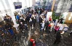 Agora-rakennus on osa Jyväskylän yliopiston kampusta, rakennuksen aula sisältä.