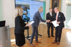 Helsingin tutkimusapurahat jaettiin 8.6.2018 kaupungintalolla. Matti Hannikainen otti kunniakikirjan vastaan pormestari Jan Vapaavuorelta ja kaupunkitietopäällikkö Timo Cantellilta. (Kuva: Tero Lahti)