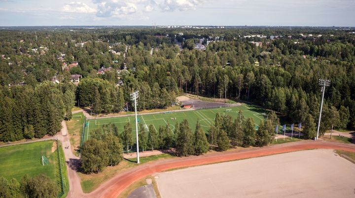 Rakentaminen alkaa Kylänpään kadun päästä kohti Pirkkolan urheilukenttää ja liikuntapuiston päärakennusta. Kuva: Helsingin kaupunki / KopterCam.
