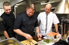Hans Välimäki ja Masun keittiön vuoromestari Mikko Nilosaari (vas.) seuraavat Kimmo Jylhän taidokasta työskentelyä. Kuva: Jonathan Melartin