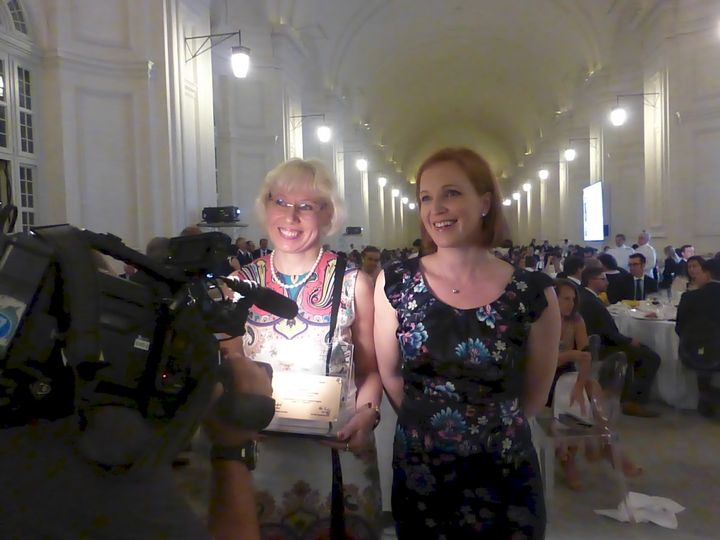 Keskuskauppakamarin varatoimitusjohtaja Leena Linnainmaa ja johtaja Anne Horttanainen iloitsivat Keskuskauppakamarin naisjohtajaohjelman voitosta World Chambers -kongressissa 12.6.2015.