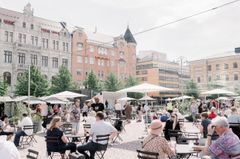 Kesällä 2021 terassitunnelmaa löytyi Kasarmitorilta. Ensi kesän yhteisterassia suunnitellaan nyt Hietalahden torille. Kuva: Camilla Bloom
