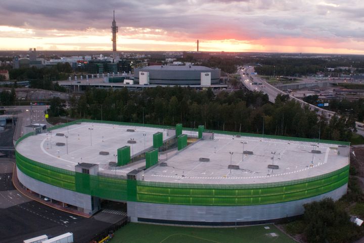 Messukeskuksen pysäköintitalossa ja paikoitusalueella on yhteensä 4600 asiakaspaikkaa.