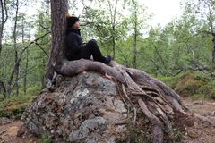 Uusi kietoutuminen -teosta varten on kuvattu materiaalia jokaiselle tekijälle olennaisissa maisemissa. Talvikki Eerola esiintyy teoksessa. Kuva: Mikko Orpana.