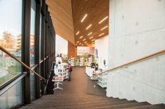 Månsas bibliotek har haft 13 procent mer besök än året innan. Månsas bibliotek fungerar i Månsas-huset. Foto: Maarit Hohteri