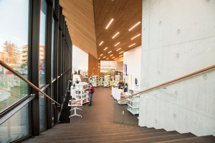 Månsas bibliotek har haft 13 procent mer besök än året innan. Månsas bibliotek fungerar i Månsas-huset. Foto: Maarit Hohteri