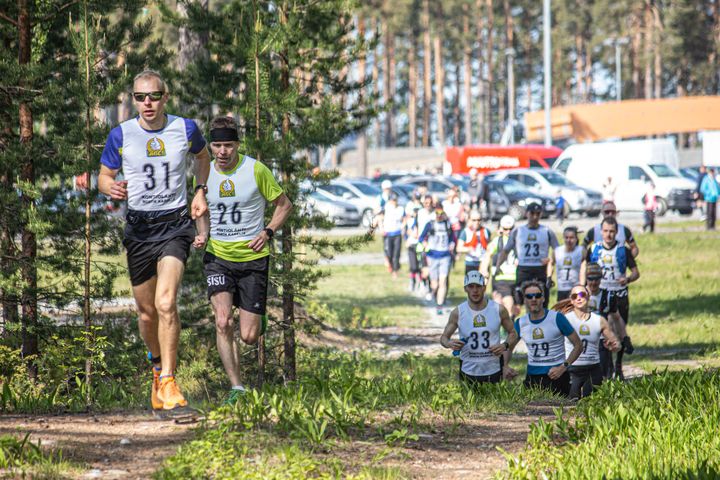 Puijon Mahdin Sami Leskinen ja Ultrajuoksuseura Sisun Kyösti Muhonen pakenivat heti lähdössä 24 kilometrin pääjoukolta. Kuva: J. Lautamatti. 