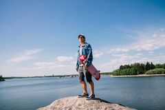 Xavier Hildén polki kesällä 2017 Alepa-fillarilla Helsingistä Nuorgamiin. Nyt hän aikoo skeitata Norjaan.