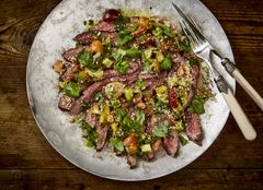 Flank Steakistä saa ruokaisan aterian tarjoilemalla sen esimerkiksi panzanella-salaatin kanssa.