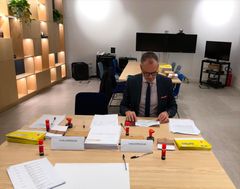 Suurlähettiläs Janne Taalas vaalivirkailjana Rooman suurlähetystössä. Kuva: Suomen Rooman-suurlähetystö