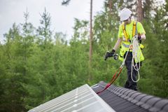 Aurinkosähköjärjestelmän asentaminen on sähköalan ammattiosaamista edellyttävää työtä. Kuva: Sähköinfo