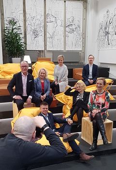 Business Espoon johtoryhmä (vasemmalla ylhäältä): Erkki Pärssinen, Saija Äikäs, Sari Olsio, Olli Oja, Harri Paananen, Riikka-Maria Yli-Suomu ja Jaana Tuomi kannattavat englanninkielisen yrittäjyyskoulutuksen tarjonnan lisäämistä yrittäjille ja yrityksille. (Kuva: Sari Mäkisalo)