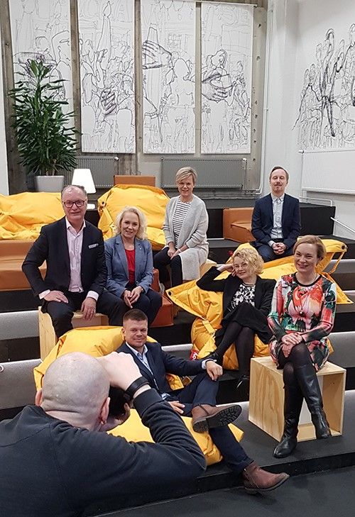 Business Espoon johtoryhmä (vasemmalla ylhäältä): Erkki Pärssinen, Saija Äikäs, Sari Olsio, Olli Oja, Harri Paananen, Riikka-Maria Yli-Suomu ja Jaana Tuomi kannattavat englanninkielisen yrittäjyyskoulutuksen tarjonnan lisäämistä yrittäjille ja yrityksille. (Kuva: Sari Mäkisalo)