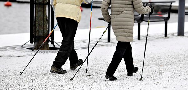 Liikkumiseen kannustaminen heti sairaalasta kotiutumisen jälkeen vähentää tehokkaasti iäkkäiden liikkumisvaikeuksia.