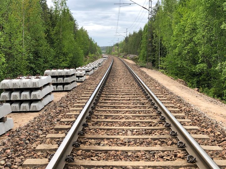 Kotka-Kouvola-Hamina on ensimmäinen automaattisen eurooppalaisen junankulunvalvontajärjestelmän testirataosuus Suomessa. Valmisteleviin töihin kuuluu sekä radan päällirakenteen uusimista että uuden turvalaitejärjestelmän vaatimien kaapelireittien rakentamista. Kuva: Väylävirasto.