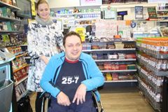 Hoivakodin Anu ja Arttu iloitsevat kioskiyrittäjä Anun eleestä huomioida vammautuneet ja vanhukset.