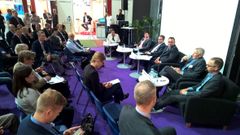 Pohjoinen kilpailukyky paneelikeskustelu 25.5.: Eero Suutari (Kokoomus), Ari-Pekka Vanamo (Metsä Group Kemin tehtaat), Teija Kankaanpää (Kaivosteollisuus ry),
Jari Tuovinen (Oulun kauppakamari), Antti Vilkuna (Puhuri Oy), Puheenjohtaja: Maisa Veräjänkorva