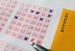 Rivin voi valita monella tavalla. Tässä on lähtökohtana Suomen juhlavuosi, josta 19 ja 17. Kun sataa ei ole ruudukossa, otetaan 10. Urhon päivä eli arvontapäivä on 17.6. josta kuutonen. 12 otetaan itsenäisyyspäivän kuukaudesta. Sitten vielä suomalaisten suosikkilottonumero 9 ja vähiten pelaama 40.