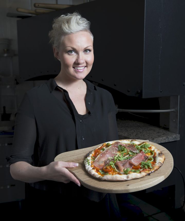 Pizzanpaiston Suomen mestari Riina Kuntsi luotsaa Pizzeria Bella Romaa. Kuva: Mika Mettälä