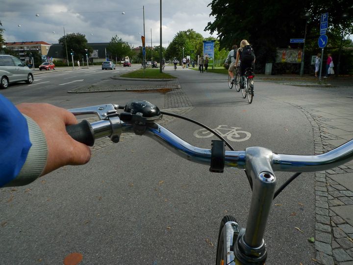 Pyöräilyn turvallisuutta voidaan parantaa erilaisin keinoin. Onnettomuuksien tutkijalautakunnat painottavat, että pyöräilyn turvallisuus tulee huomioida esimerkiksi kaikessa rakentamisessa jo kaava- ja suunnitteluvaiheissa.
Kuva: Mostphotos, Hadar Holm.