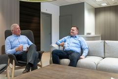 Enerqo Oy:n Mikot - toimitusjohtaja Mikko Kytölä ja myyntipäällikkö Mikko Summala - tekevät sähköbussien, raskaan liikenteen ja työkoneiden sähköistämisen helpoksi. Enerqo on toimittanut 250 latauspistettä ja yli 13 MW lataustehoa suomalaisille sähköbussioperaattoreille.