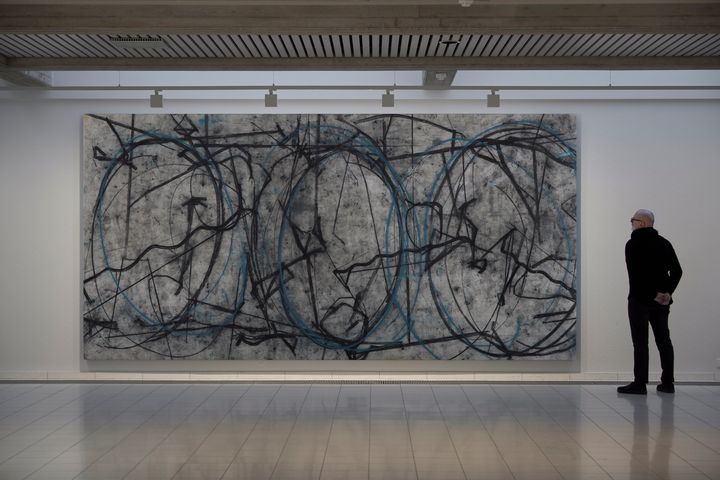 Jukka Mäkelä, Cernin kiihdytin, 2008–15. Akryyli ja hiili kankaalle, 260 x 520 cm. Kansallisgalleria, Nykytaiteen museo Kiasma. Kuva: Jussi Koivunen