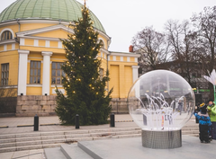 Joulukuusi ja joulupallo Ortodoksikirkon edessä talvella 2022.
