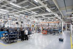 Kokoonpanoprosessin vuorossa työskentelee noin 80 työntekijää. AGCO Powerin uudella joustavalla kokoonpanolinjalla on käytössä hybridisoluja, joissa ihmiset ja robotit työskentelevät samalla alueella turvallisesti, ilman mekaanisia suoja-aitoja. Kuva: Opa Latvala