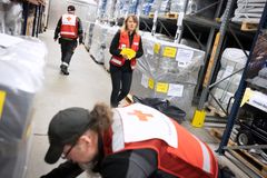 Ensimmäinen rekallinen avustustarvikkeita Turkkiin lastattiin Tampereella sijaitsevassa Punaisen Ristin logistiikkakeskuksessa tänään perjantaina. Kuva: Laura Vesa / Suomen Punainen Risti