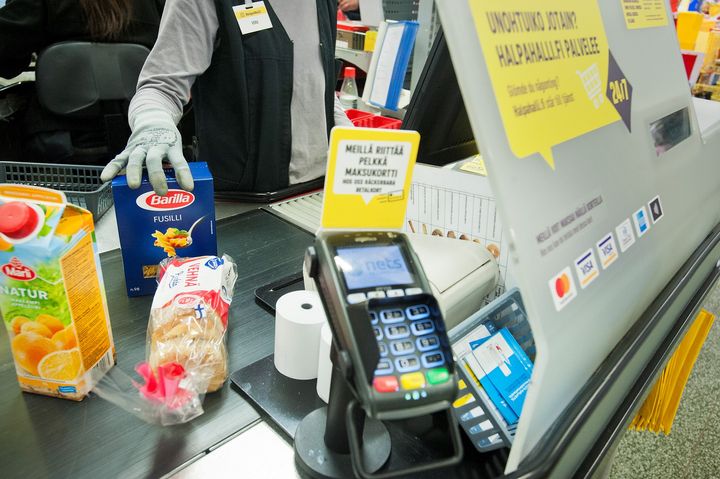 Korttimaksun ja käteisen lisäksi ostokset voi HalpaHallissa maksaa myös Kukkaro-palvelulla.