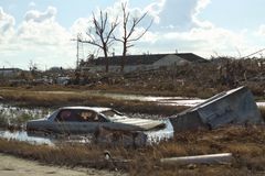 Hurrikaani Dorian lennätti autoja, katkoi puita ja tuhosi rakennuksia  Abacolla. Kuva: Tiina Leinonen / Suomen Punainen Risti