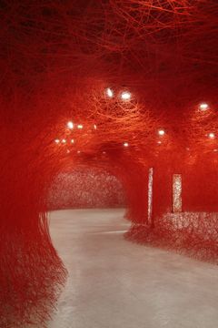 Chiharu Shiota,  Gränsöverskridande (Tracing Boundaries), 2021. © Paula Virta / EMMA – Esbo moderna konstmuseum.